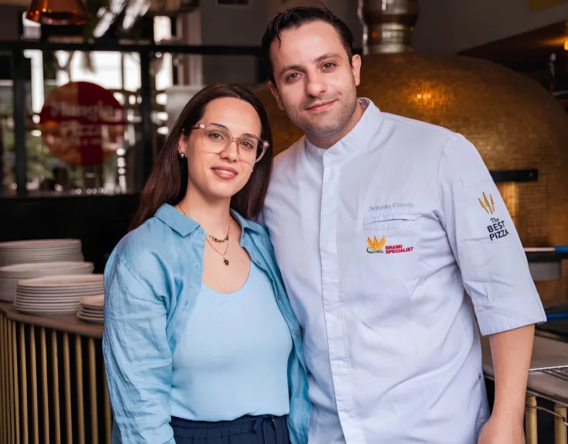 Marissa en Antonio, oprichters van Mangia Pizza, in hun restaurant